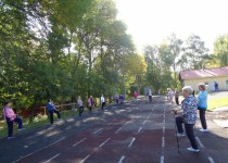 Жители ТОС Б. Корнилова продолжают заниматься скандинавской ходьбой