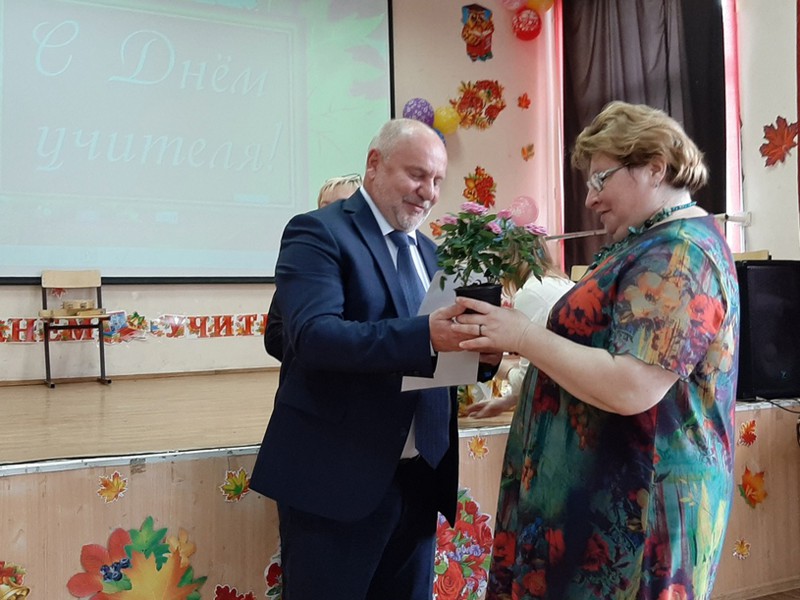 Андрей Дранишников наградил учителей Ленинского района за особые заслуги в области образования