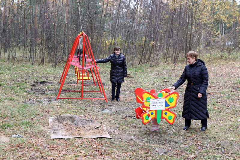 Ольга Балакина осталась довольна ходом строительства детской площадки в Зеленом городе