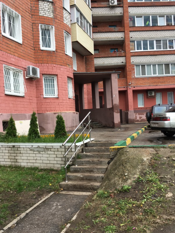 Анна Круглова помогла установить поручень на лестнице во дворе многоквартирных домов