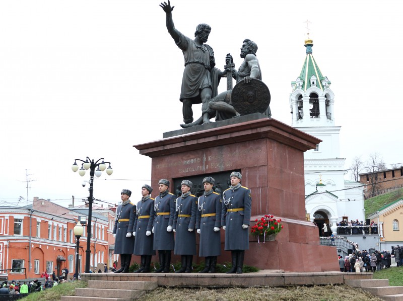 Дмитрий Барыкин в День народного единства возложил цветы к памятнику Минину и Пожарскому