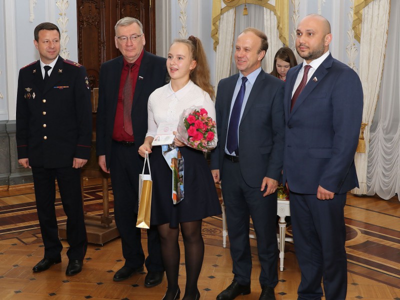 Депутаты вручили первые паспорта юным нижегородцам