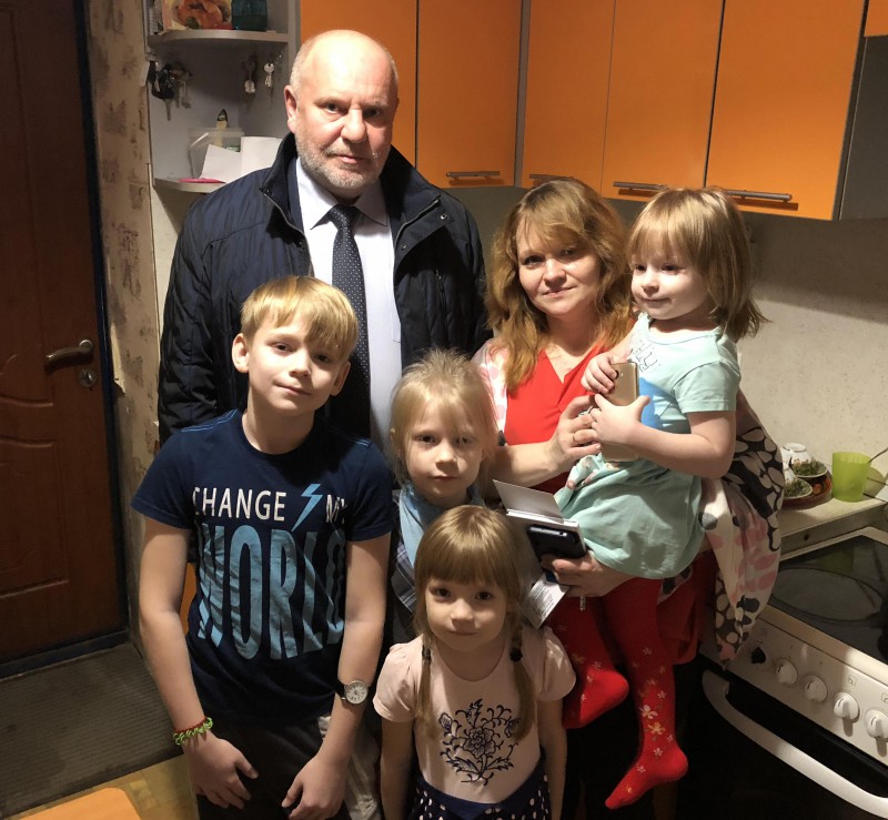 В рамках партийного проекта «Крепкая семья» Андрей Дранишников встретился с многодетной семьей Кряжевых