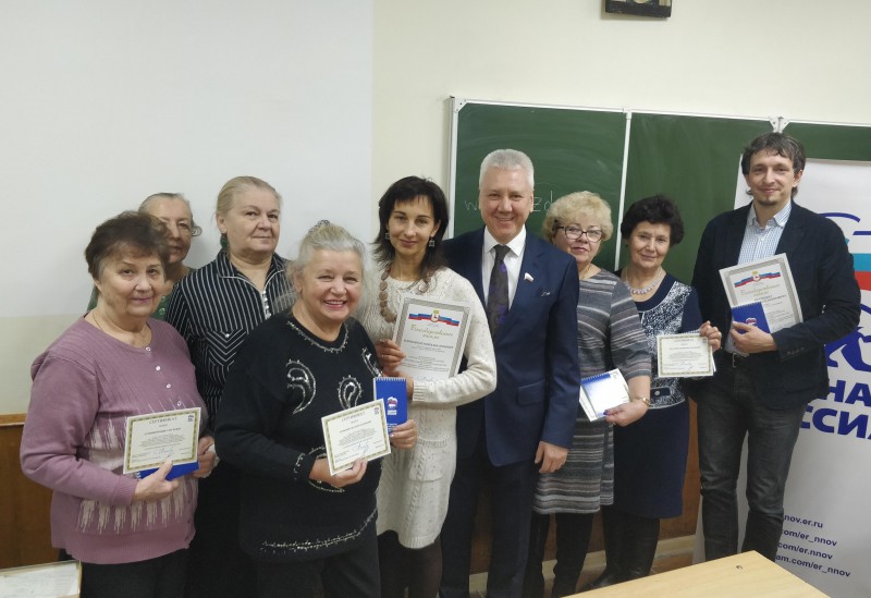 Шамиль Аляутдинов вручил сертификаты выпускникам группы компьютерных курсов «Компьютер – это просто»