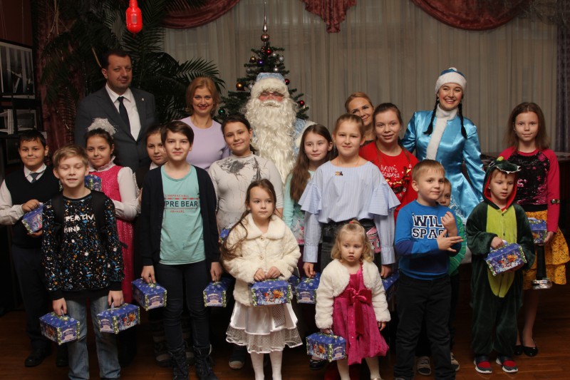 Елена Аржанова провела новогодние елки для детей из Нижегородского района