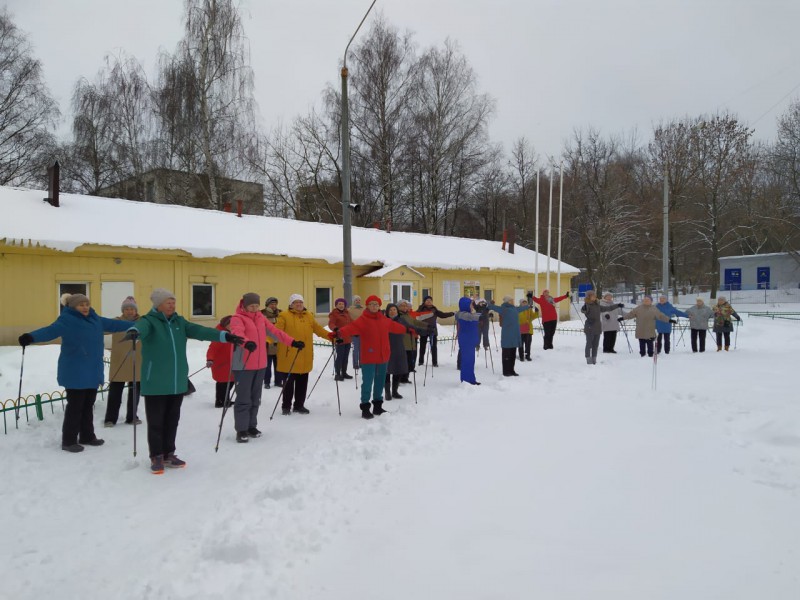 В ТОС Б. Корнилова жители занимаются скандинавской ходьбой