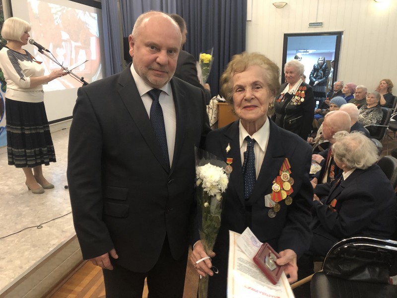 Андрей Дранишников вручил ветеранам юбилейные медали