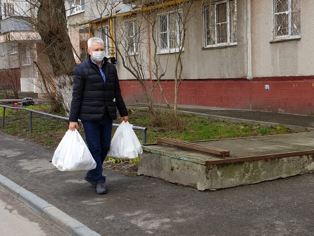 Шамиль Аляутдинов привез продукты пожилым жителям Нижегородского района
