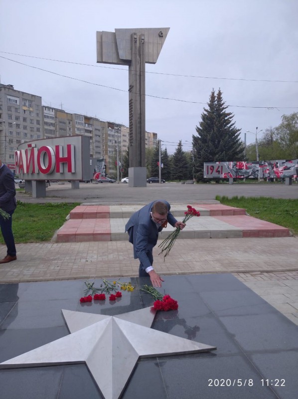 Роман Буланов возложил цветы к Вечному огню в память о героях Великой Отечественной войны
