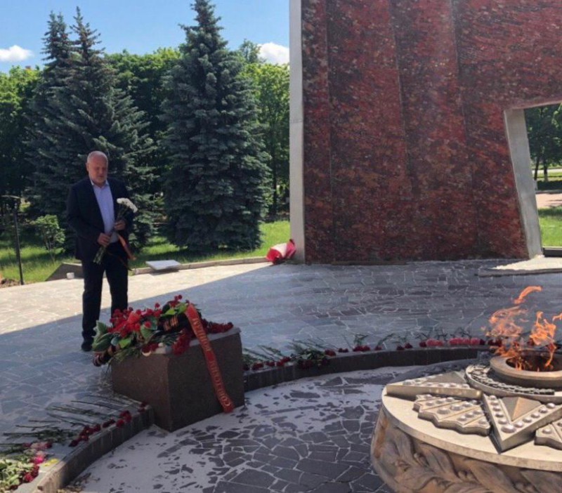 Андрей Дранишников в день проведения Марша Победы возложил цветы к Вечному огню