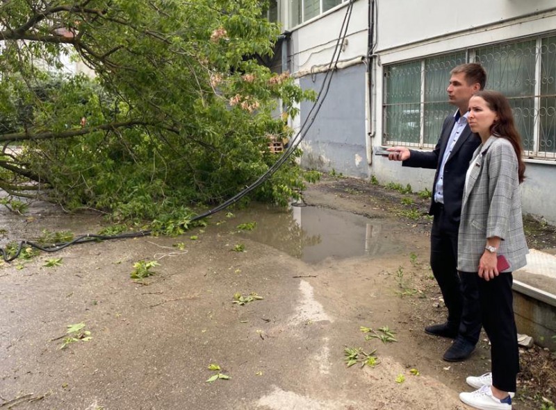 Татьяна Скоробогатова помогла жителям Ленинского района в ликвидации последствий сильного ветра