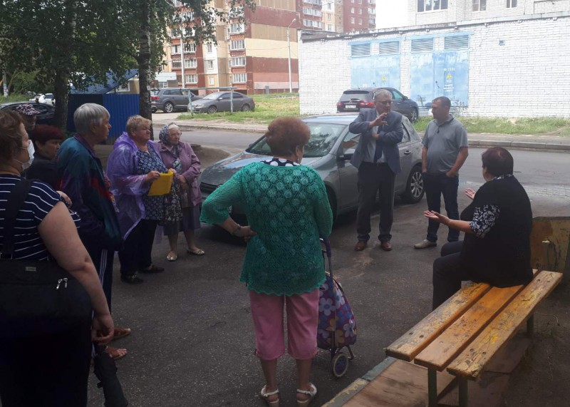 Николай Сатаев встретился с жителями дома №1 по улице Подворная
