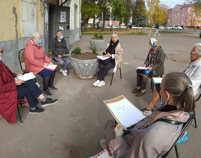 Занятия в творческой мастерской ТОС микрорайона «Орджоникидзе»