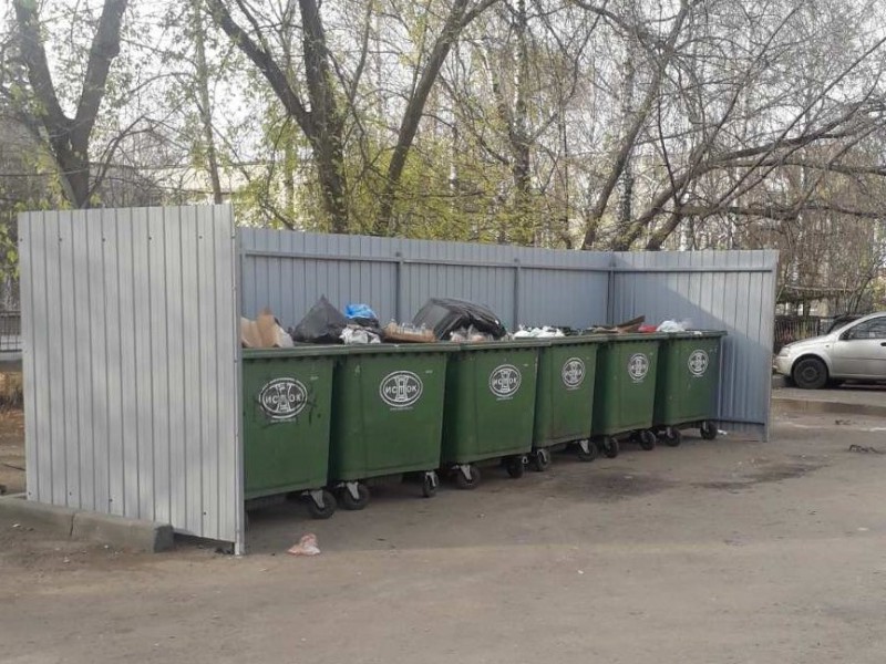 Михаил Иванов оказал помощь жителям в благоустройстве контейнерной площадки