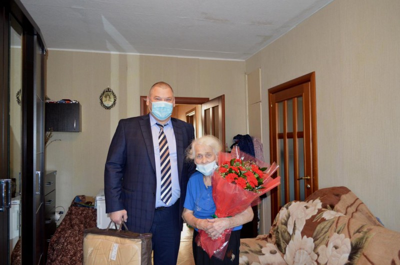 Юрий Ерофеев поздравил ветерана труда Антонину Смирнову с 90-летием