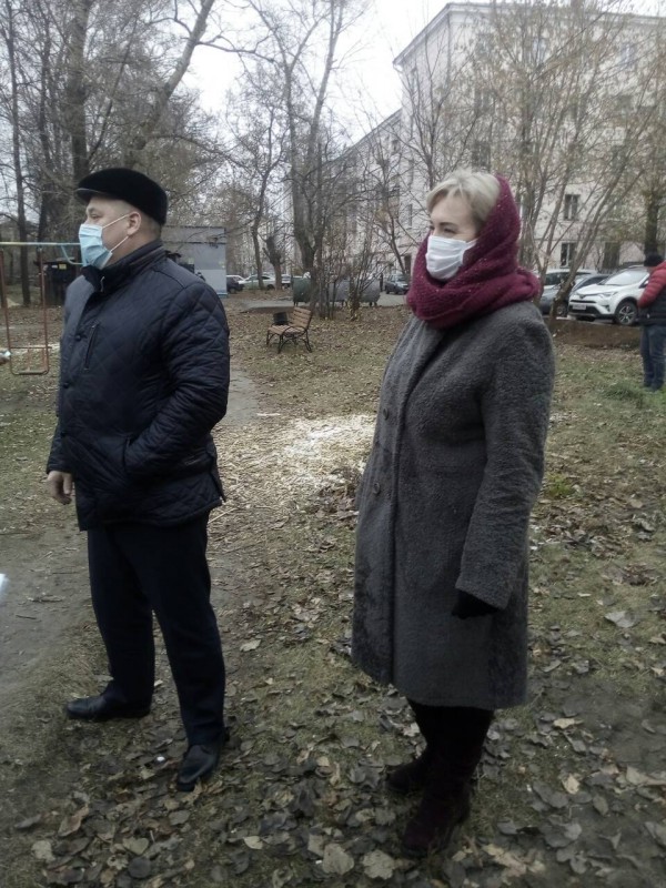 Юлия Мантурова проверила благоустройство дворовой территории на Московском шоссе