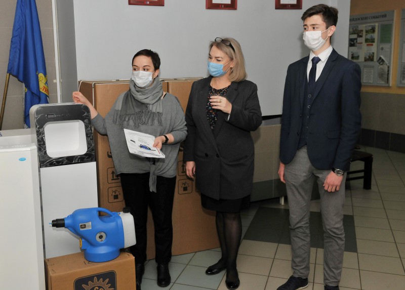 Мария Кузнецова передала противовирусное оборудование лицею №165