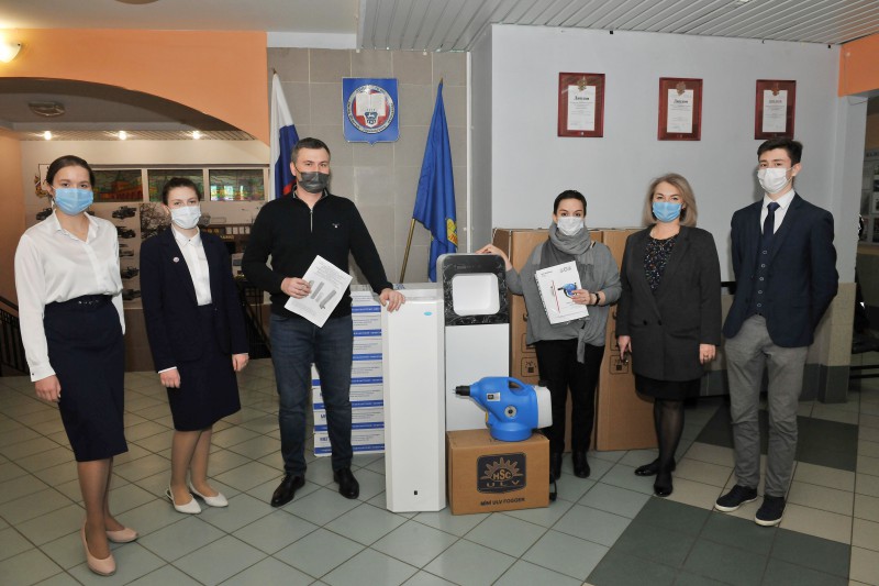 Валерий Скакодуб передал лицею №165 оборудование для дезинфекции