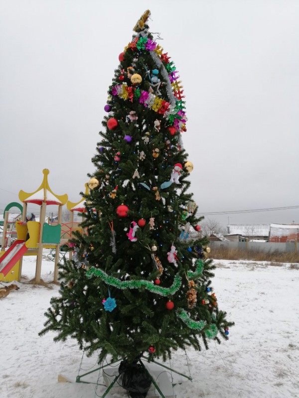 В поселке Парижской Коммуны установили Новогоднюю елку