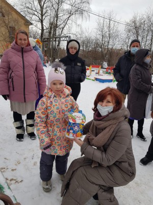 Оксана Дектерева вручила новогодние подарки жителям улицы Яблоневой