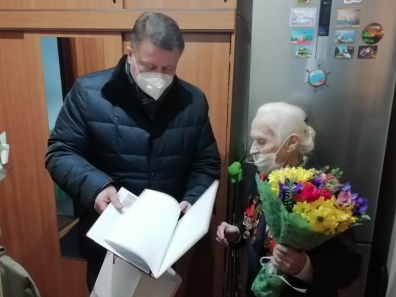 Олег Лавричев поздравил с 99-летием Почетного гражданина Нижнего Новгорода Нину Конькову