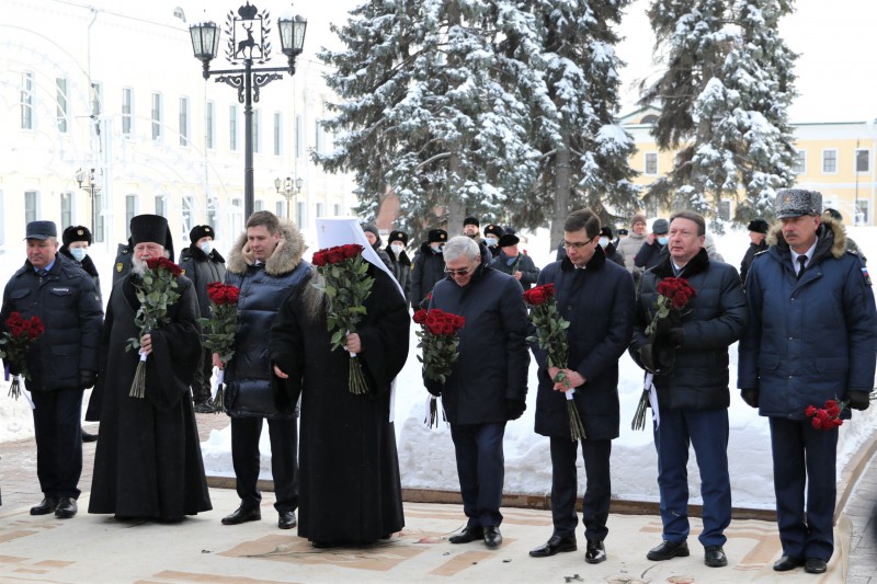 Олег Лавричев возложил цветы к памятнику основателю Нижнего Новгорода Юрию Всеволодовичу