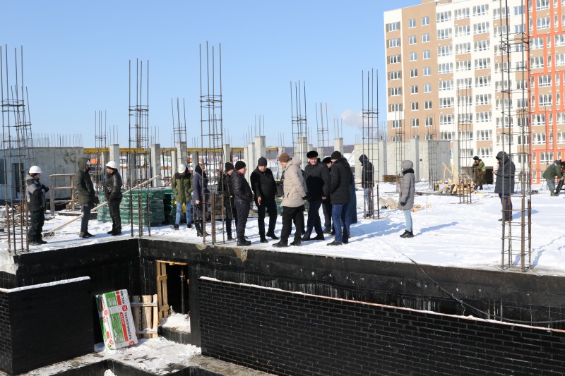 Депутаты Думы проверили ход строительства детских садов в жилых комплексах «Гагаринские высоты» и «Новая Кузнечиха»