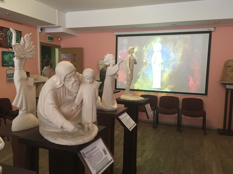 Выставку скульптур Алексея Леонова «Светочи человечества» посетили активные жители ТОС №5