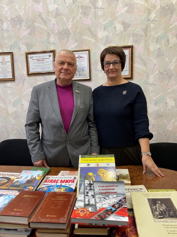 Владимир Тарасов передал книги библиотечно-досуговому центру Автозаводского района