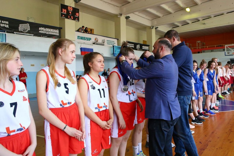 Владимир Поддымников-Гордеев принял участие в награждении финалистов чемпионата школьной баскетбольной лиги