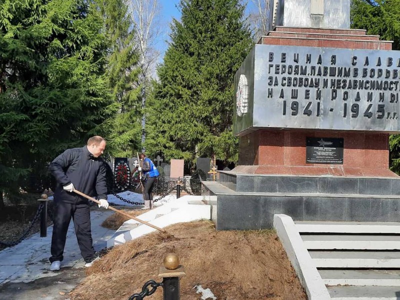 Владимир Амельченко принял участие в субботнике на Старо-Автозаводском кладбище