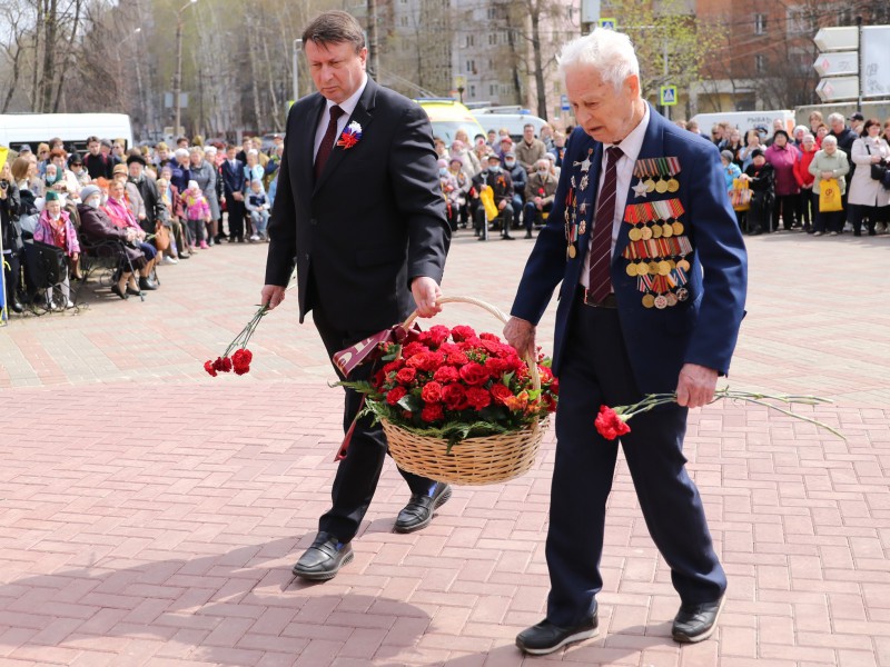 Олег Лавричев и Евгений Макаров возложили цветы к памятнику маршалу Рокоссовскому