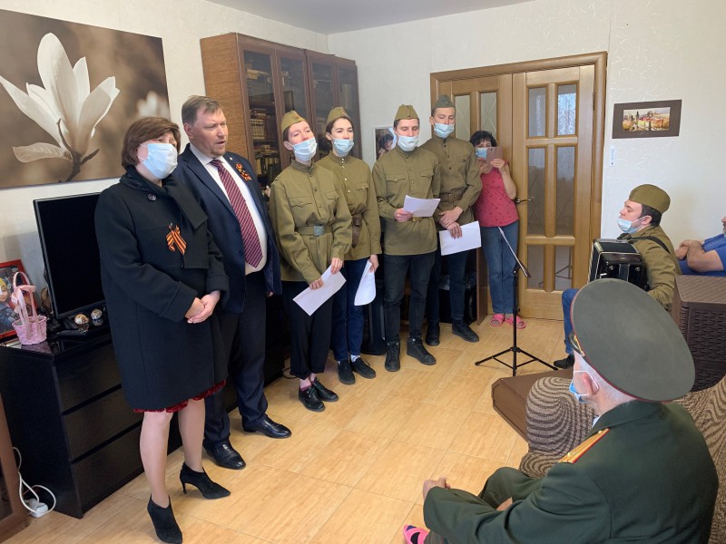 Инна Ванькина поздравила ветеранов Канавинского района