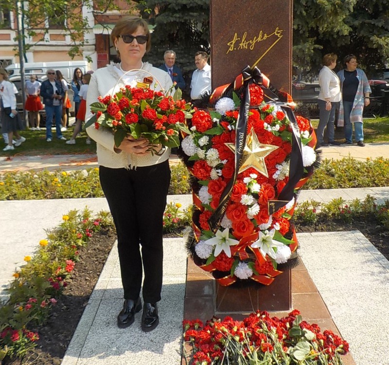 Ольга Балакина возложила цветы к памятнику маршалу Георгию Жукову
