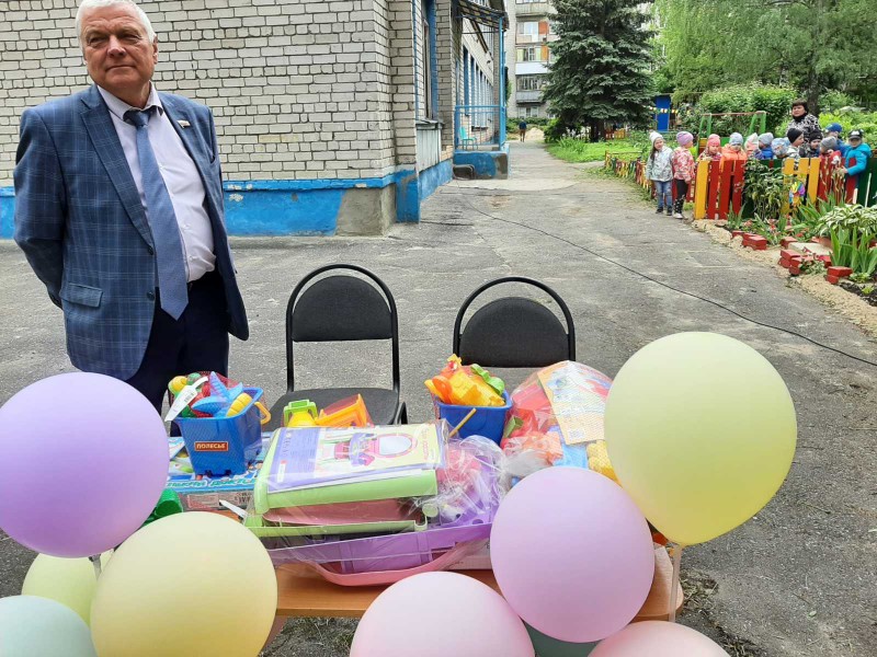 Владимир Тарасов поздравил с Днем защиты детей воспитанников детского сада в Автозаводском районе