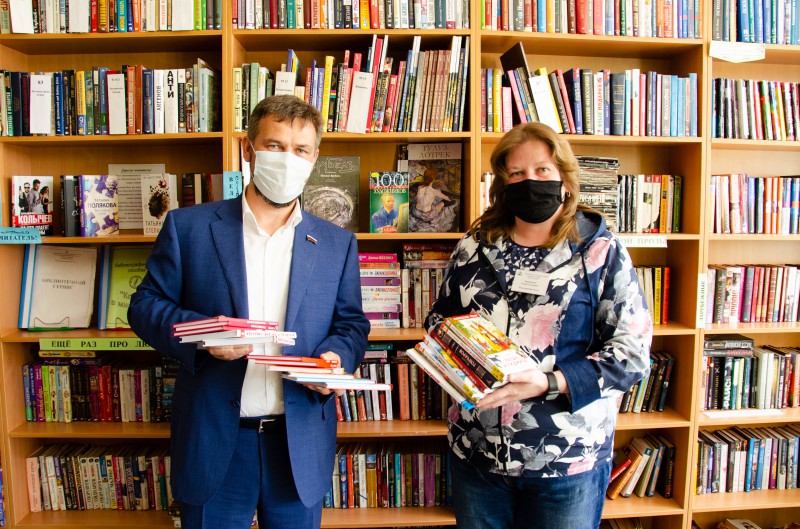 Сергей Пляскин передал более 70 книг библиотекам Сормовского района