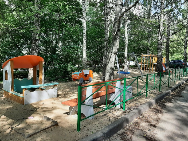 Жители Верхних Печер поблагодарили Ольгу Балакину за помощь в установке детских площадок