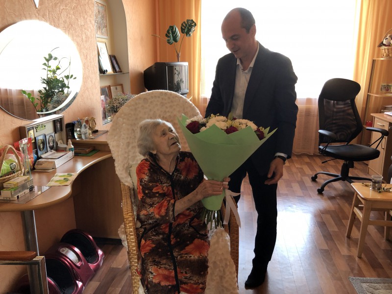 Жительницу ТОС имени Валерия Чкалова поздравили со 100-летним юбилеем
