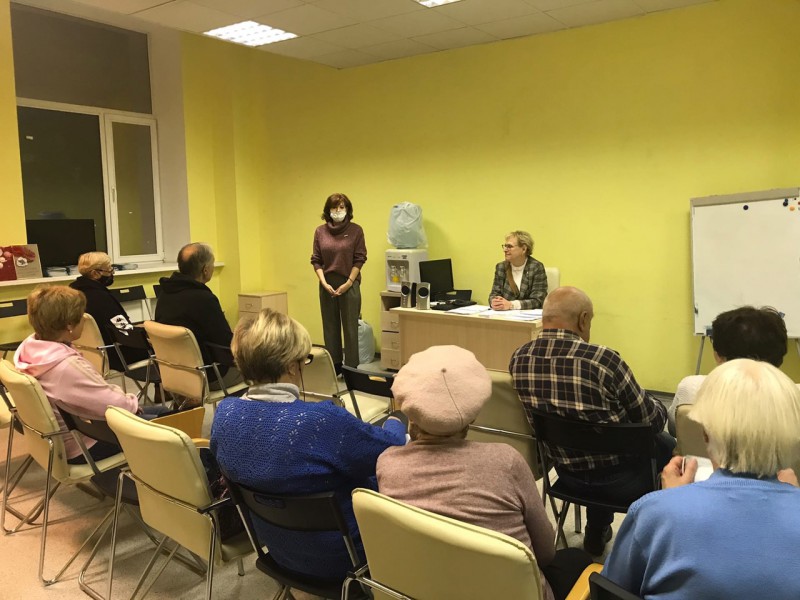 Оксана Дектерева организовала встречу жителей со специалистом «Службы помощи потребителям»