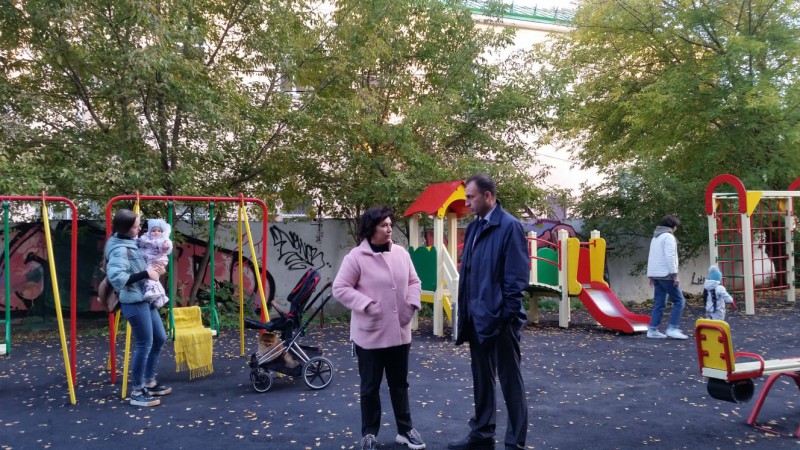 Жанна Скворцова оценила ход благоустройства спортивной и детской площадок на улице Пискунова
