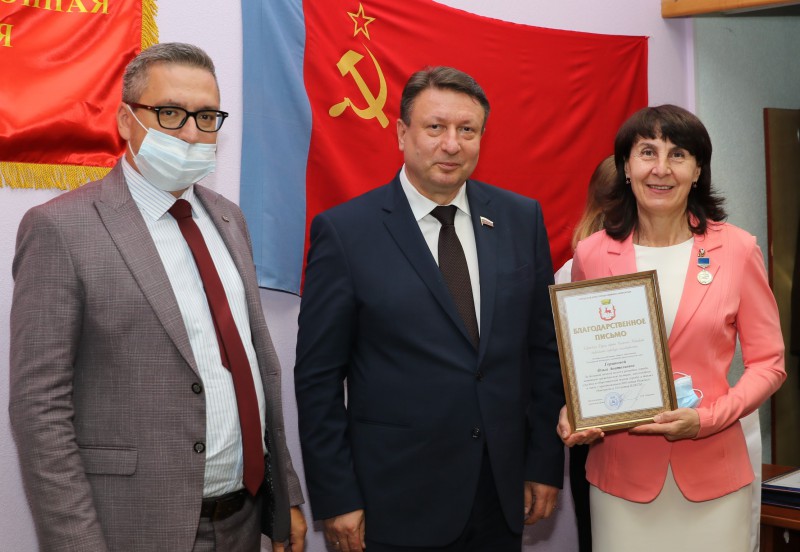 Олег Лавричев наградил ветеранов комсомольского движения Нижегородского района