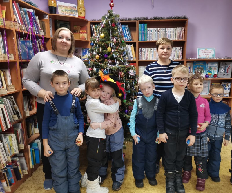 Юлия Мантурова предоставила подарки для новогодних мероприятий в библиотеках Московского района