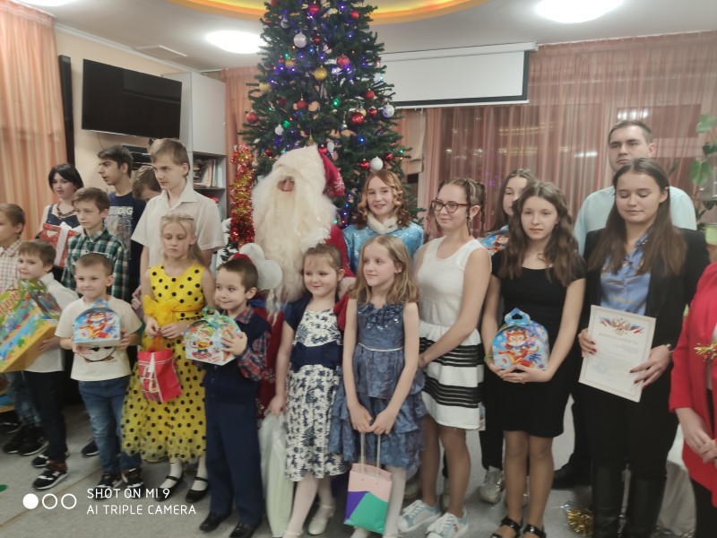 Елена Аржанова поздравила с наступающим Новым годом воспитанников центра «Ласточка»