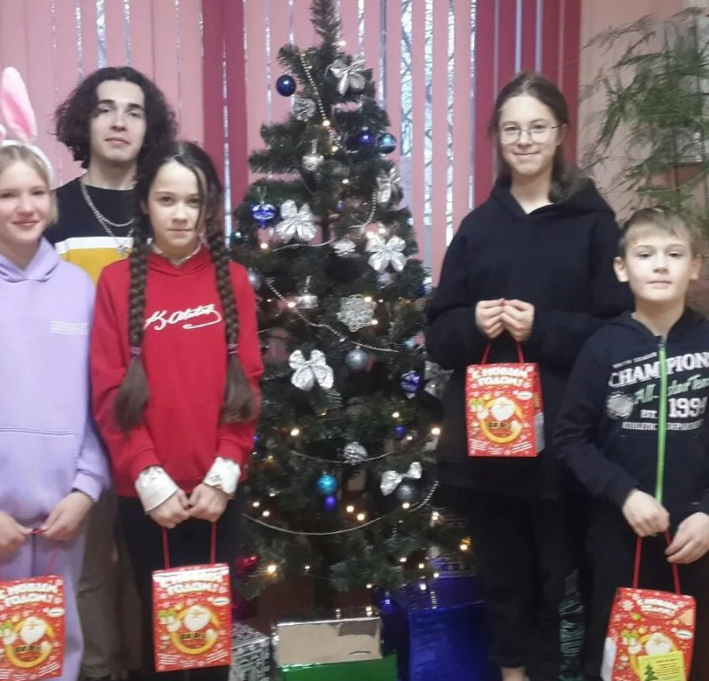 Владимир Амельченко по просьбе общественных организаций Автозаводского района передал подарки для детей