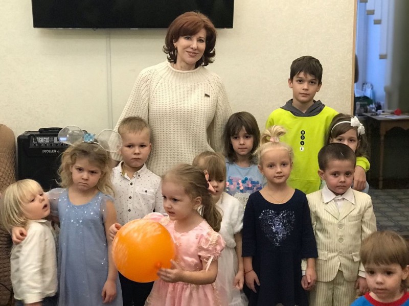Оксана Дектерева поздравила с Новым годом детей из многодетных семей