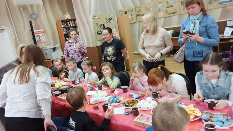 Владимир Амельченко помог библиотеке им. Адрианова провести мастер-класс для детей с ОВЗ