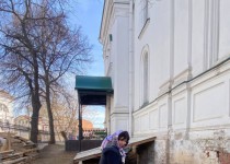 Жанна Скворцова приняла участие в уборке территории около церкви Вознесения Господня