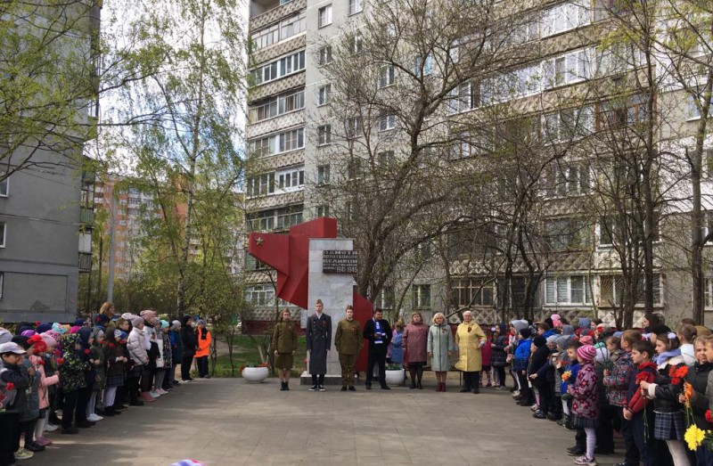 Памятное мероприятие, посвященное Дню Победы, состоялось у стелы памяти политбойцов Великой Отечественной войны 1941−1945 гг. в Автозаводском районе