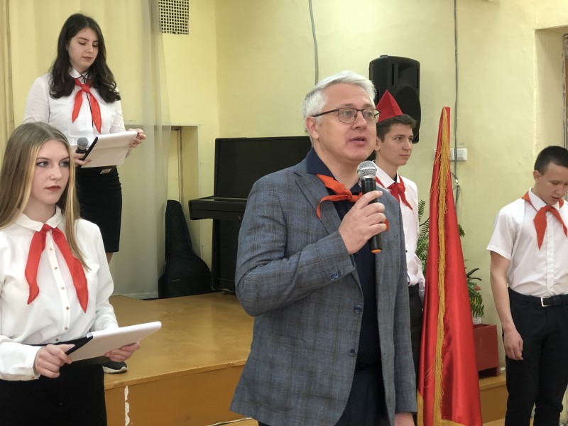 Михаил Рыхтик повязал галстуки юным пионерам школы №97