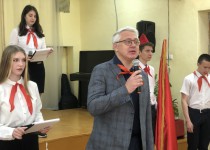 Михаил Рыхтик повязал галстуки юным пионерам школы №97